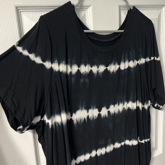 TORRID BLACK & WHITE TIE DYE SUPER SOFT TEE - Picture 6 of 8